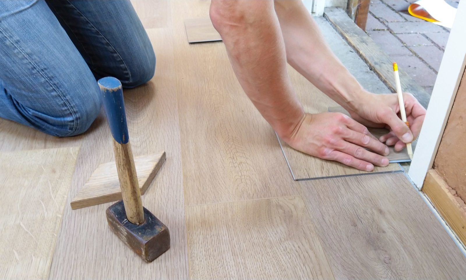Hybrid Flooring Installation, Glue For Vinyl Plank Flooring Joints